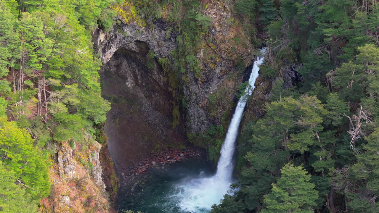 vista de ángulo alto de una cascada en un bosque exuberante