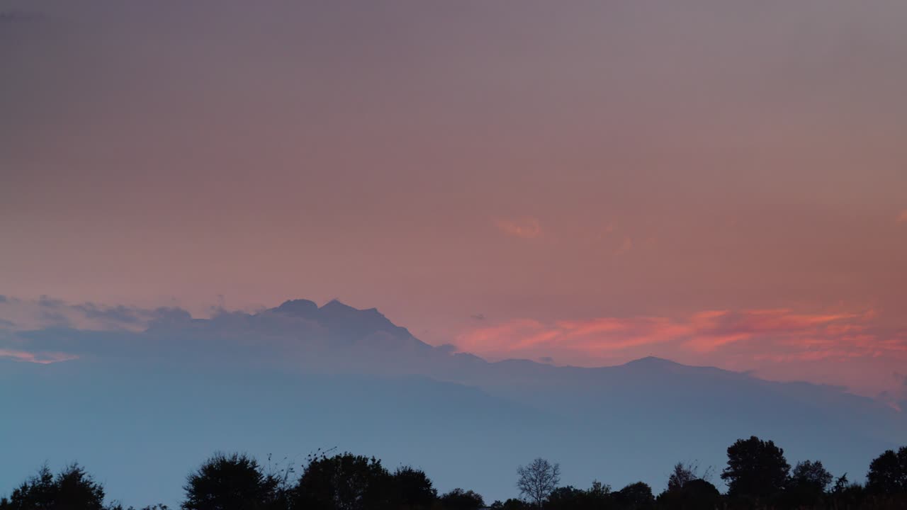 그리스 올림푸스 산 위에 해가 지는 모습