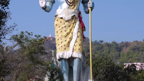 Hindu-Gott-Shiva-Statue-Mit-Strahlend-Blauem-Himmelshintergrund-Am-Morgen-Aus-Einem-Anderen-Blickwinkel.-Das-Video-Wurde-Am-15.-März-2022-In-Haridwar-Uttrakhand,-Indien,-Aufgenommen