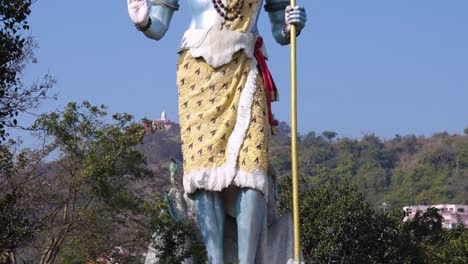 estatua del dios hindú shiva con un fondo de cielo azul brillante por la mañana desde diferentes ángulos el video se toma en haridwar, uttarakhand, india, el 15 de marzo de 2022