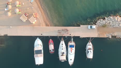 Multiple-boats-docked-in-a-port