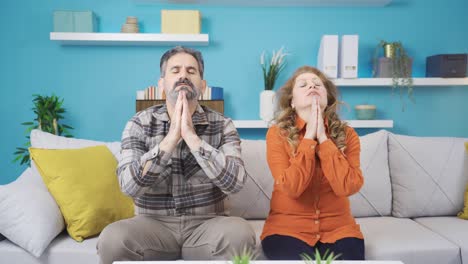 Praying-married-couple.