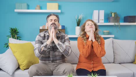 una pareja casada orando.