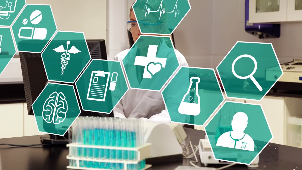 animación de iconos científicos en hexágonos sobre una trabajadora de laboratorio caucásica usando una computadora
