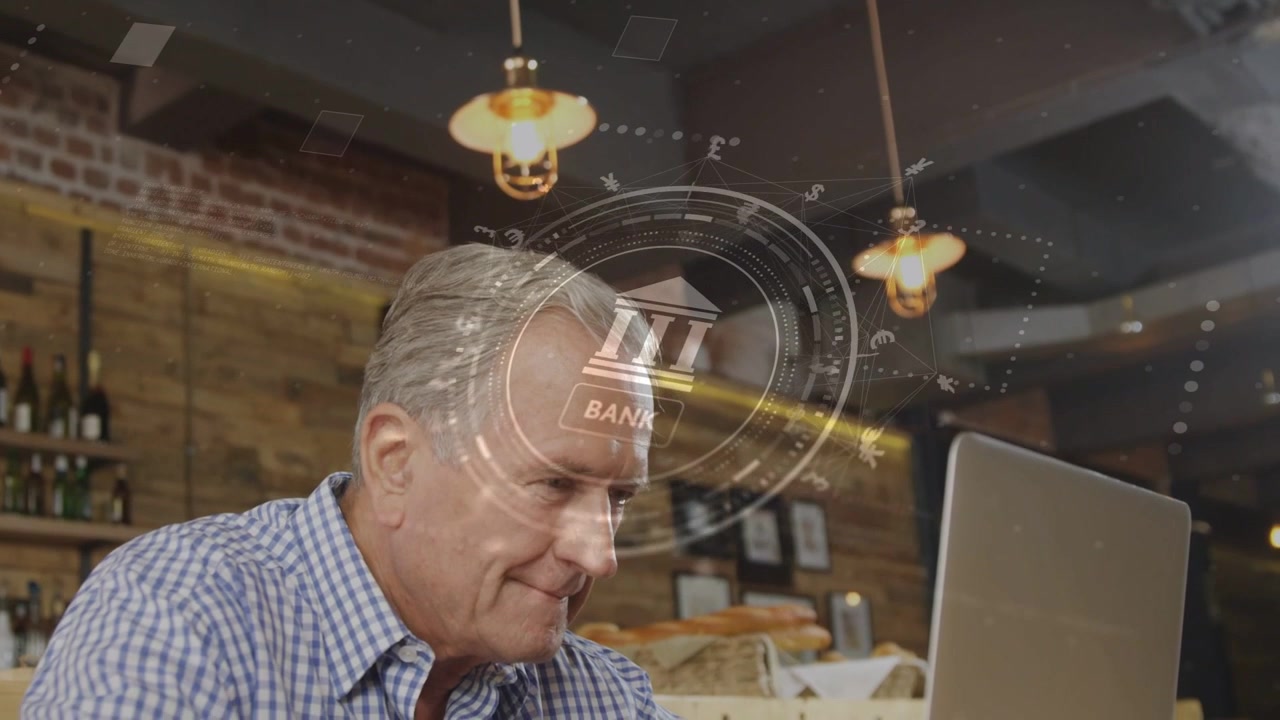 Homem idoso reagindo à interface HUD do banco que aparece, digitando no notebook em um café, verificando saldos da conta