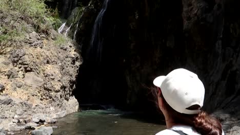 retrato trasero de mujer alegre admirando la cascada engaresero en el lago natrón