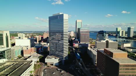 vivo colorido vista general de la ciudad con altos rascacielos y un puente sobre un río día parcialmente nublado edificios modernos 2023 arquitecturas parques y naturaleza coches que viajan industrial jacksonville, florida