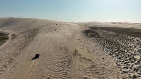 Recorrido-En-Buggy-En-Un-Paisaje-Con-Vastas-Dunas-De-Arena---Tiro-De-Seguimiento-Aéreo