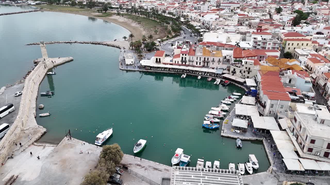 Vista aérea do pitoresco antigo porto veneziano e farol em Rethymno, Creta, Grécia.