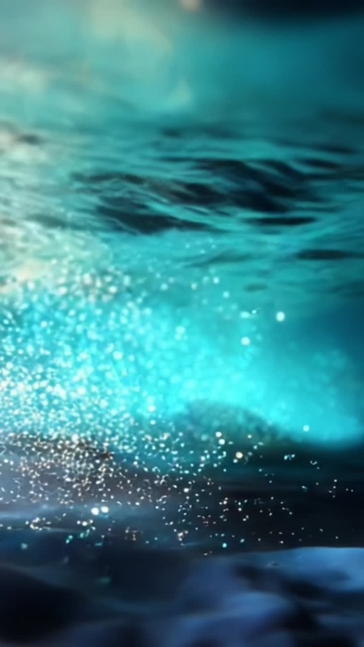 Splendida Scena Subacquea con Particelle Scintillanti che Danzano nella Luce, Catturata in Due Fotogrammi che Mostrano la Bellezza e il Mistero delle Profondità