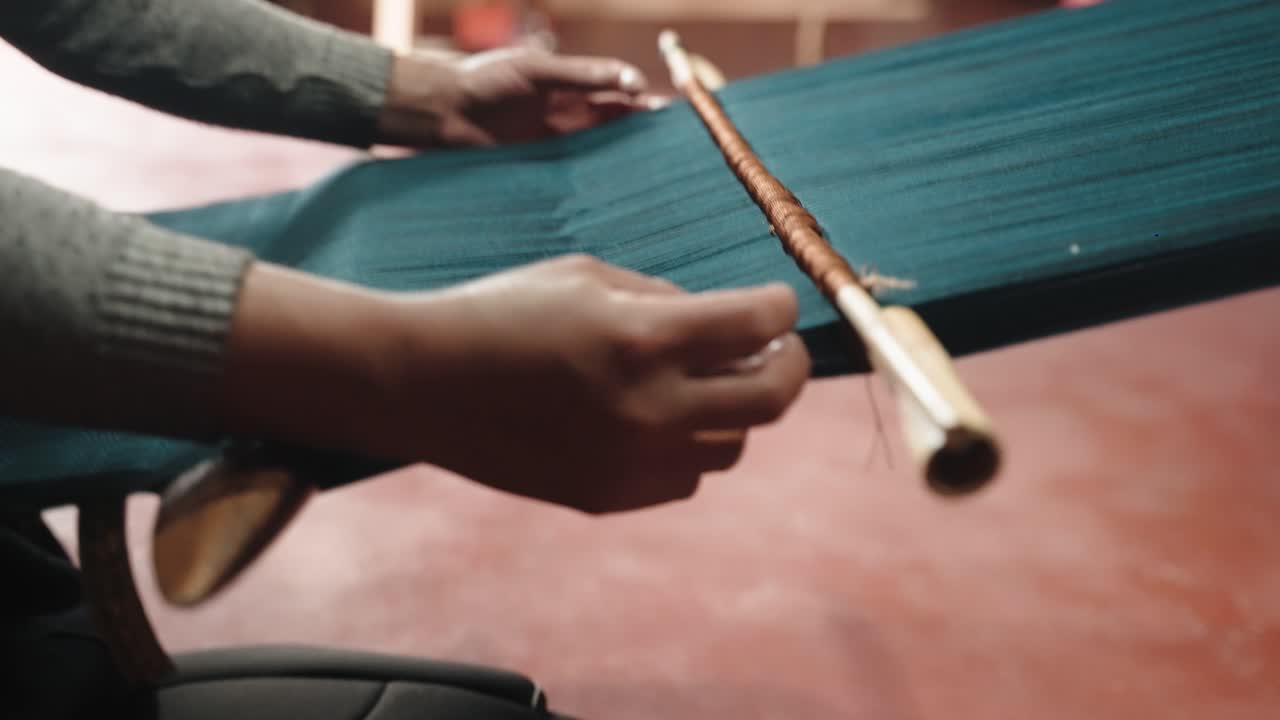 mujer indígena mexicana tejiendo textiles tradicionales en zinacantan, chiapas, méxico