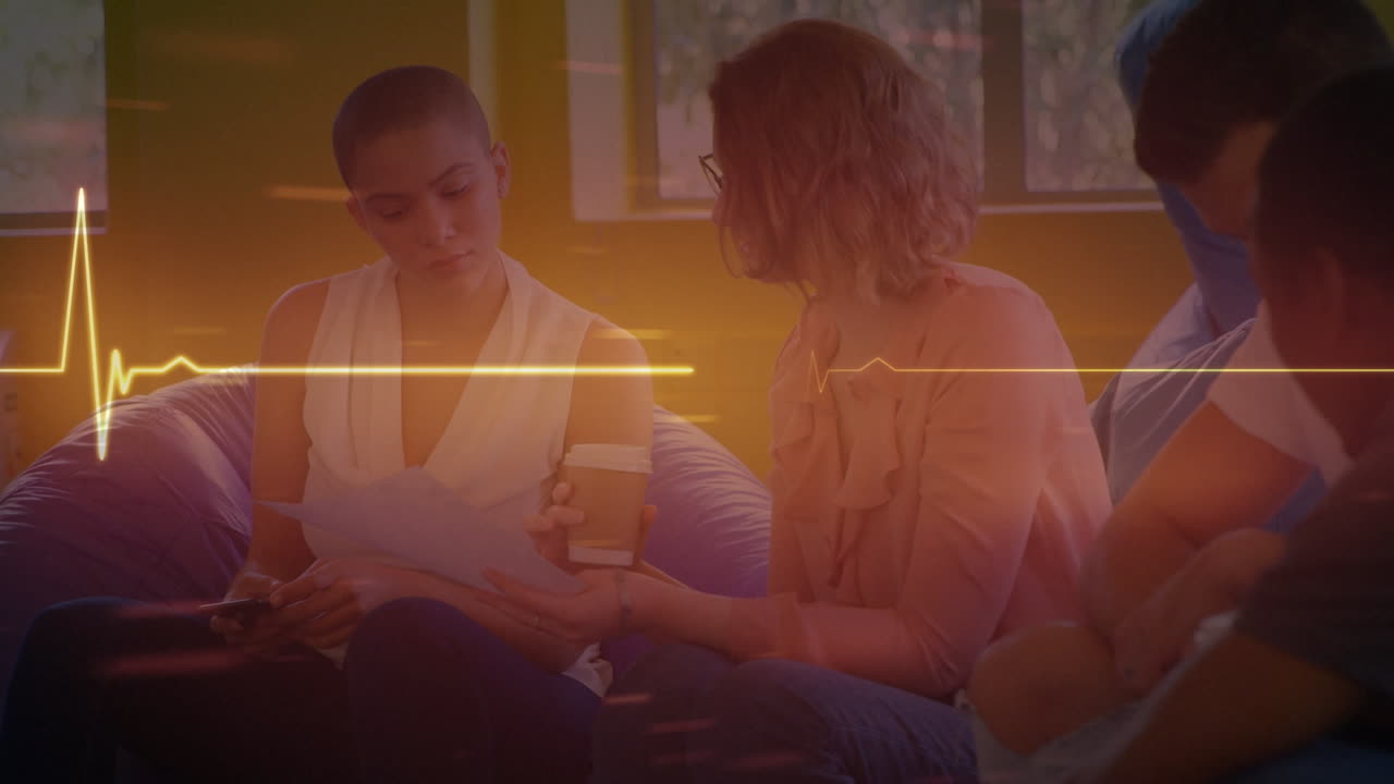 animación de cardiógrafo sobre diversas personas de negocios hablando