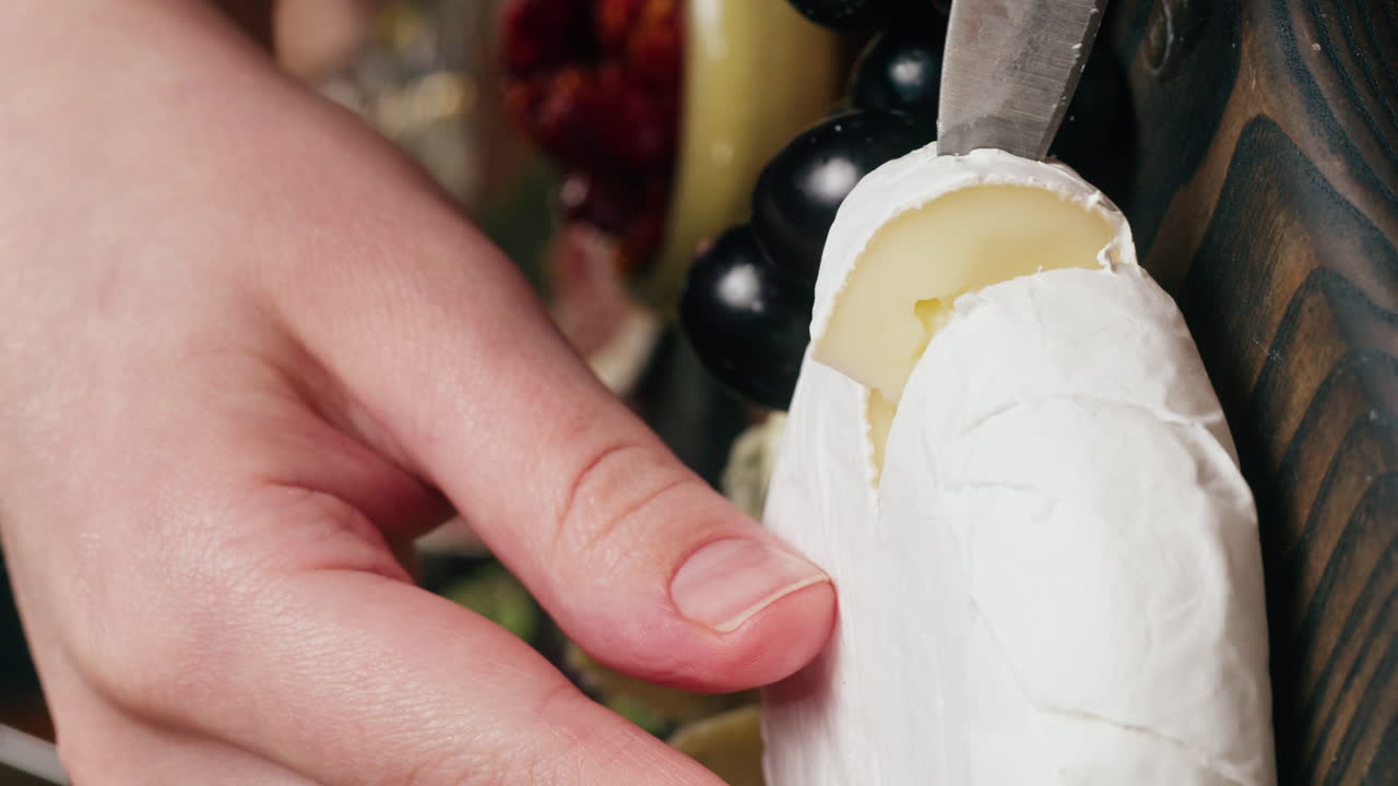 Tagliare formaggio brie su un tagliere