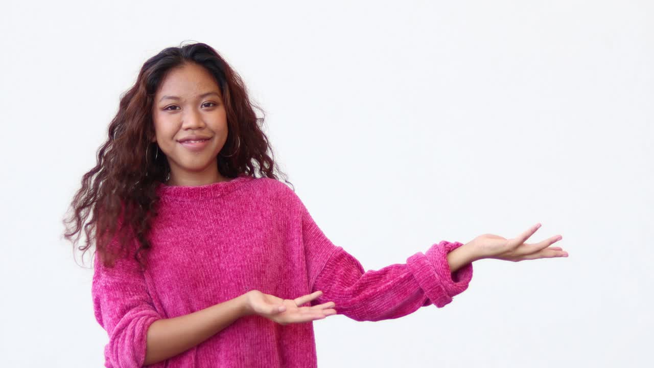 mujer africana sosteniendo o dando algo, fondo blanco
