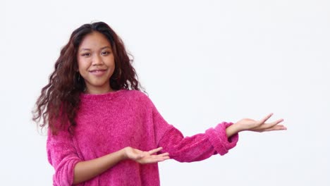 mujer africana sosteniendo o dando algo, fondo blanco