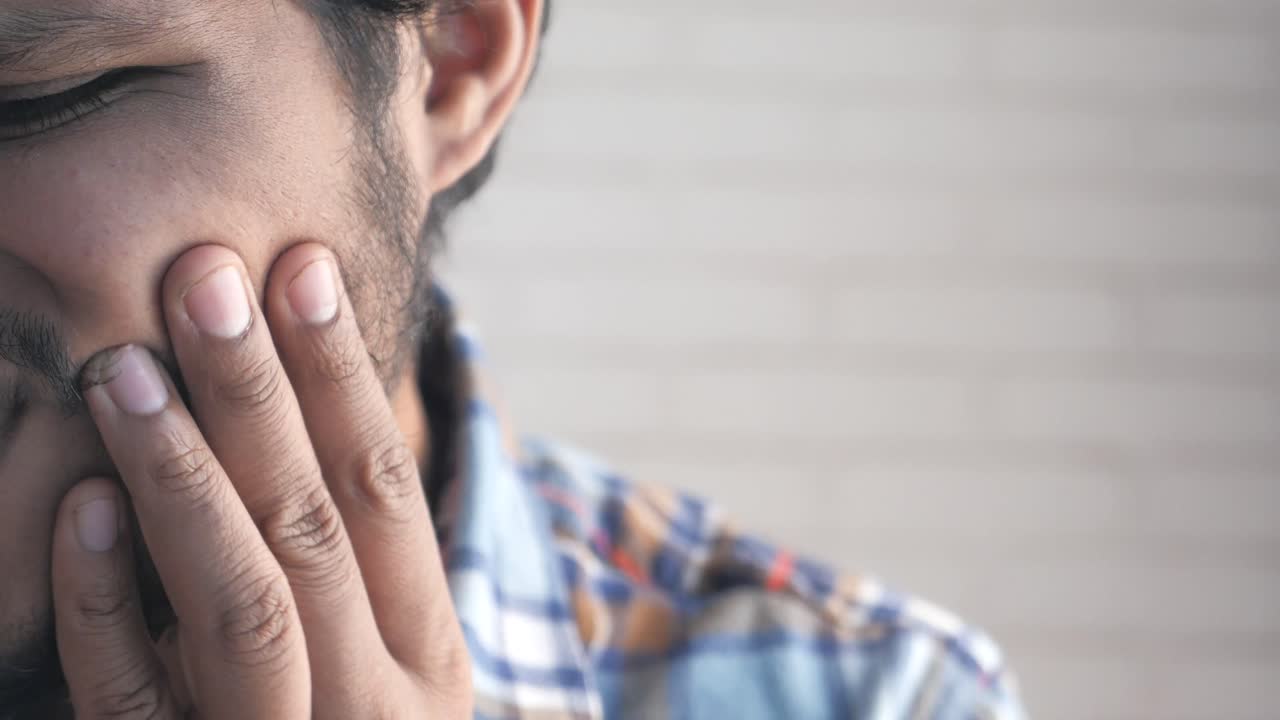 hombre que sufre de dolor de dientes