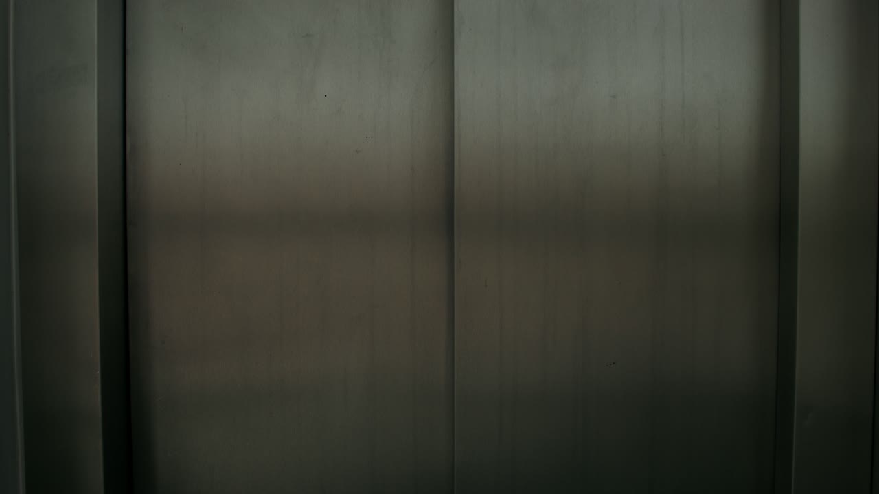 엘리베이터에 있는 사업가