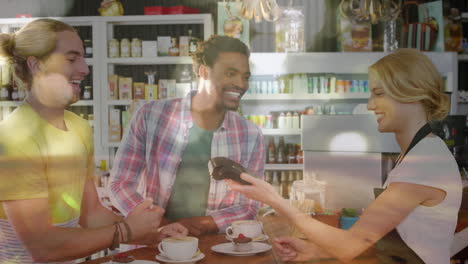 animación de círculos de luz dorada flotando sobre una pareja biracial del mismo sexo pagando con una tarjeta de crédito