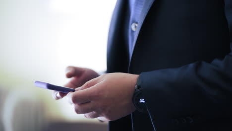 hombre de negocios usando un teléfono inteligente