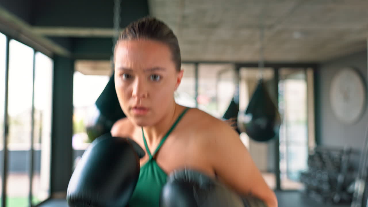 여성과 함께 권투, 피트니스 및 스포츠