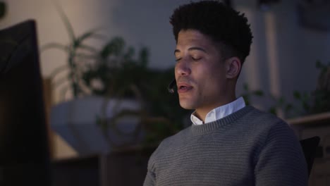 Video-of-biracial-male-consultant,-working-late-in-office