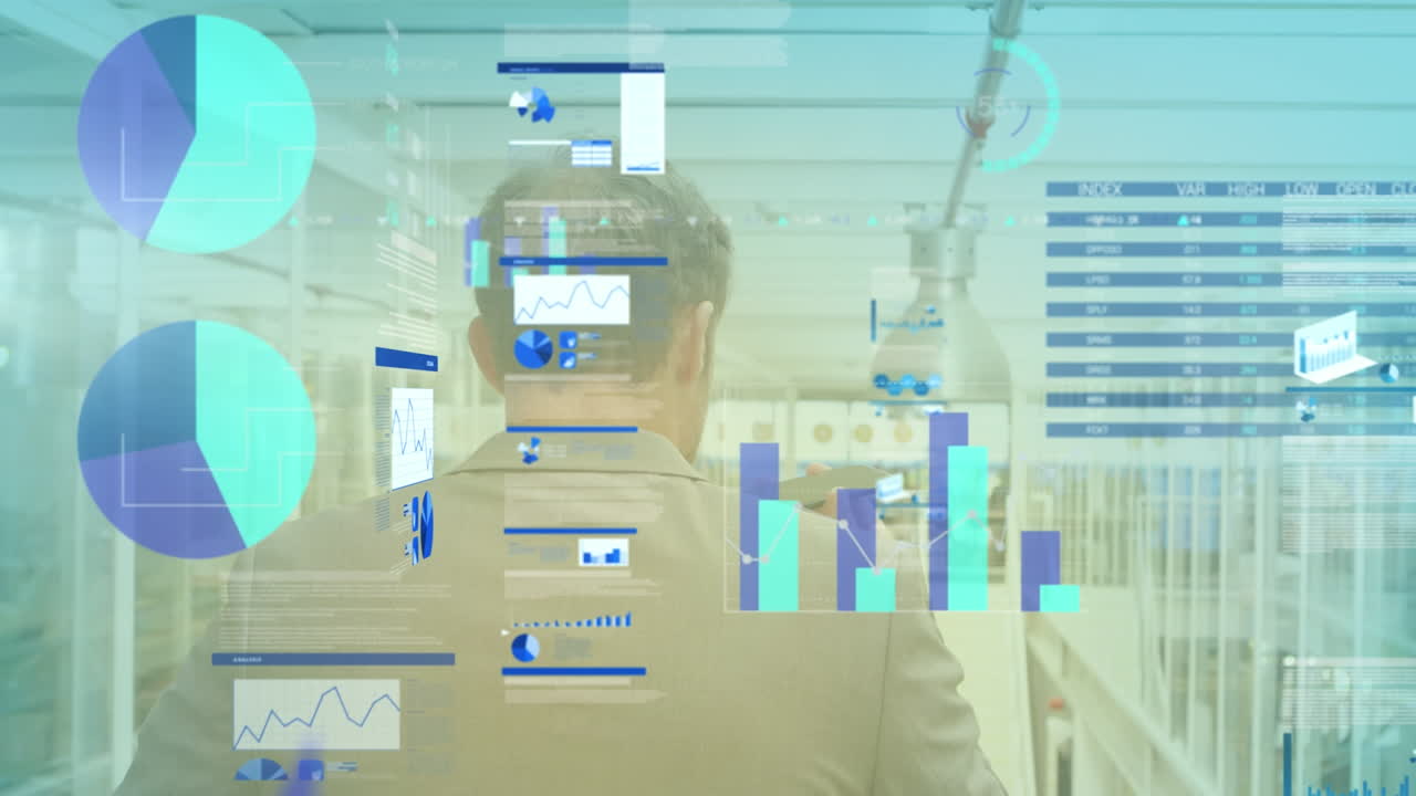 Animation af diagrammer, programmeringsdata og tal over en mandlig direktør set bagfra, der taler i mobiltelefon.