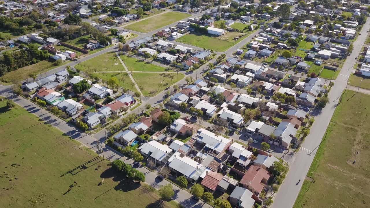 vista aérea del barrio con pastizales en verano
