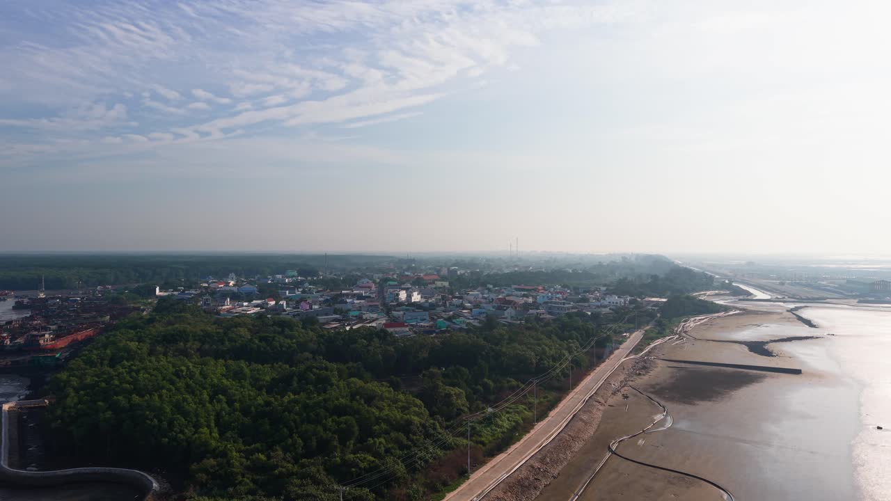 Vista aérea panorámica del puerto y la ciudad en Vietnam