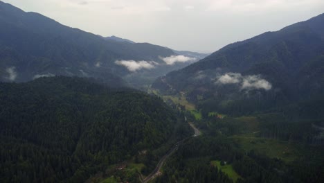 Umlaufbahn-In-Großer-Höhe-In-Der-Nähe-Der-Weißen-Wolken-Geschossen