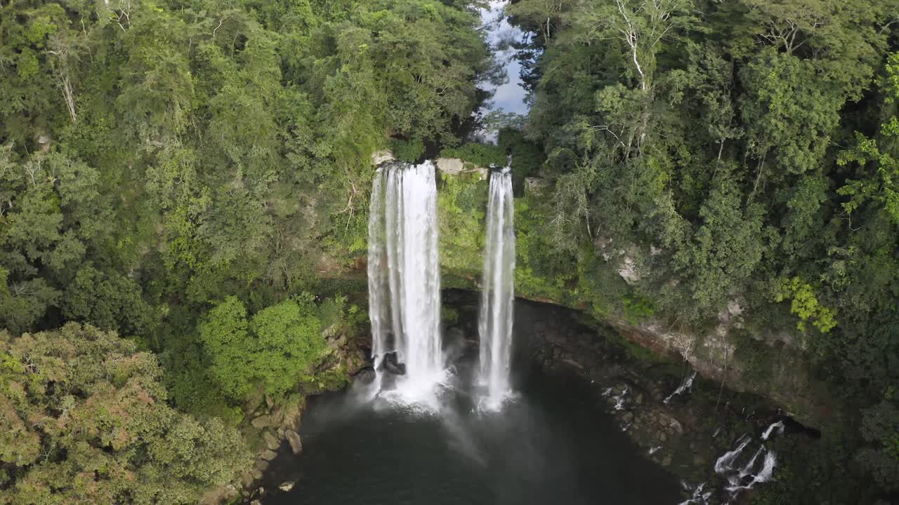 excelente toma aérea de una cascada en la selva tropical de chiapas de méxico
