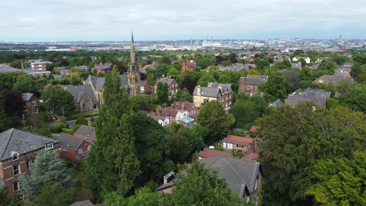 Vista aerea da drone di case circondate da alberi in una città in Inghilterra