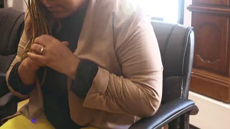 primer plano de una mujer rezando por la paz, la alegría y más amor