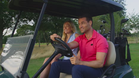 Cerca-De-Una-Pareja-Conduciendo-Un-Buggy-Jugando-Al-Golf-Juntos