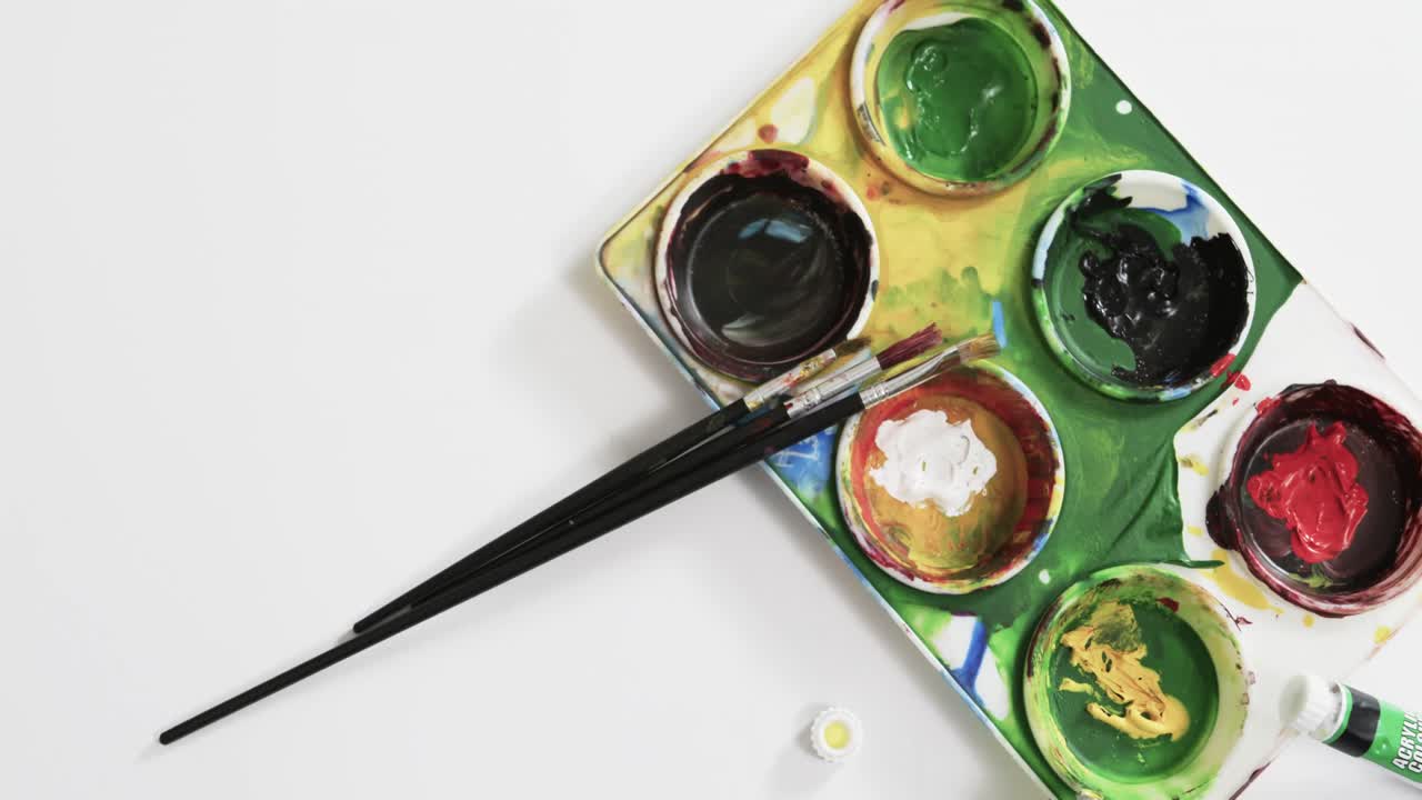 백색 배경 에 있는 페인트 와 브러시 의 천천히 촬영 된 상상