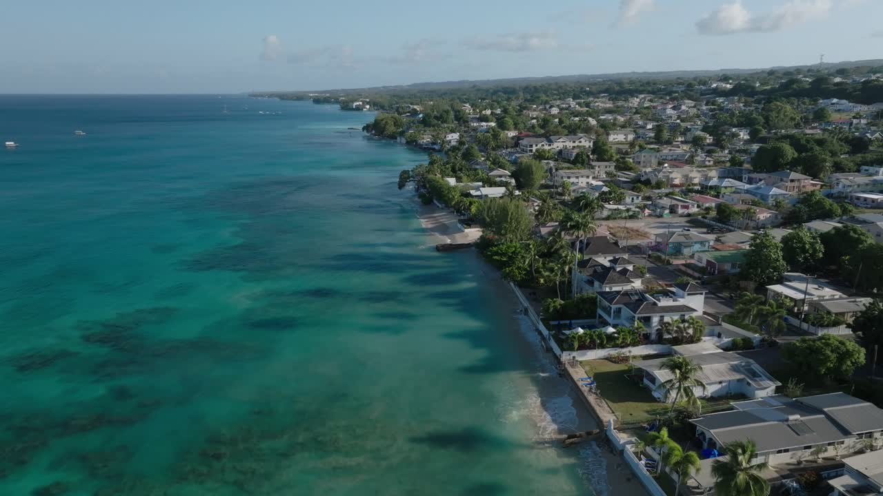 Imágenes de dron de la costa oeste de Barbados, playas de lujo y azul infinito 10.
