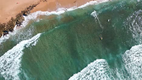 Vista-Aérea-De-La-Pintoresca-Playa-En-La-Isla-De-Oahu,-Hawaii---Toma-Aérea-Con-Drones