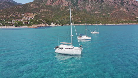 Barcos-Blancos-Aéreos-Parados-En-El-Mar-Azul-Claro-Tropical