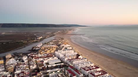 Toma-Aérea-De-Olas-Rompiendo-En-Una-Playa-En-Barbate,-España