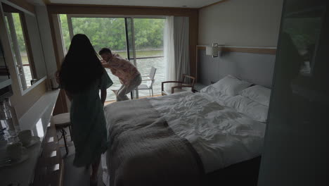 관광 부부는 낮에는 도나우 강의 멋진 전망을 가진 오두막에서 크루즈를 하고 있습니다.