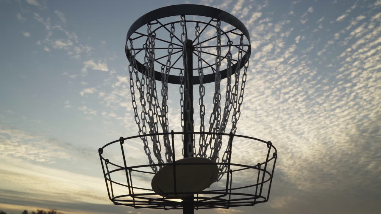 Lyckat discgolfkast som får discgolfkorgen att skallra i slow motion