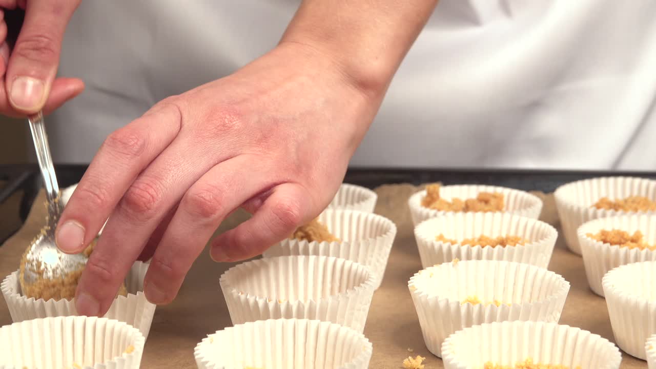 preparar cupcakes arreglar la base en moldes en una bandeja para hornear