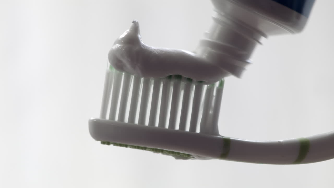 Cepillo de dientes y pasta de dientes