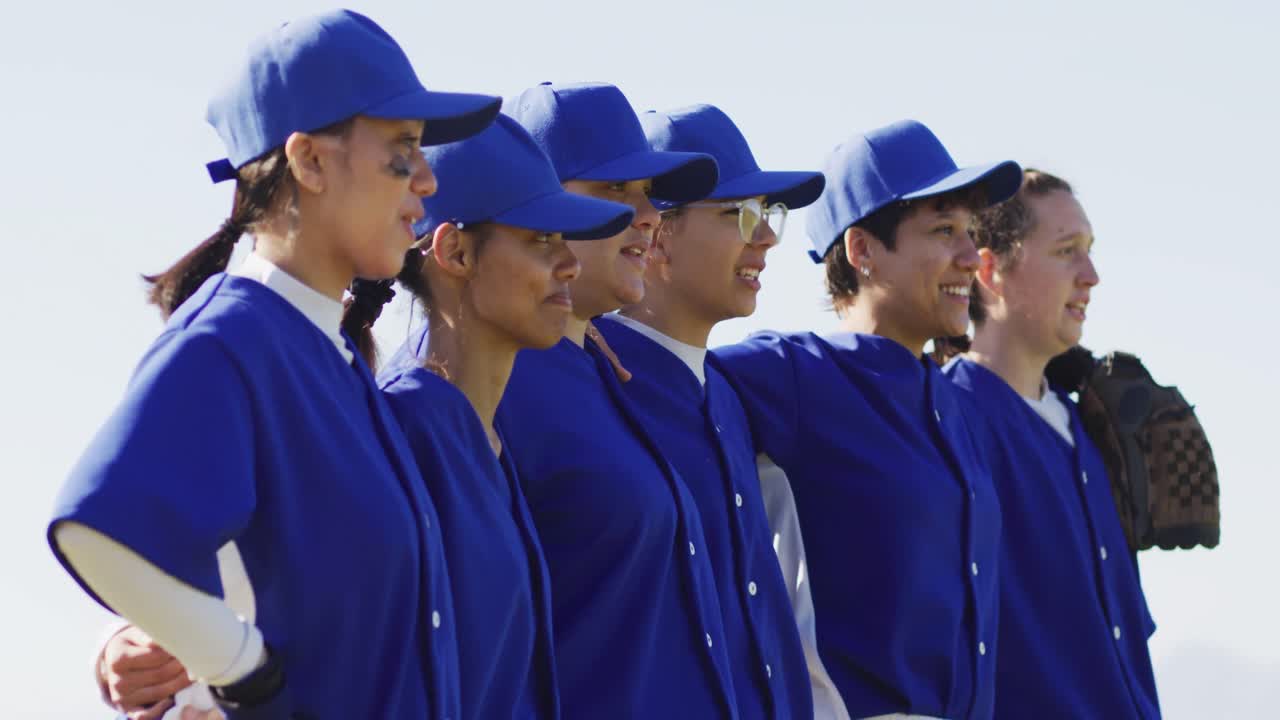 여자 야구 선수 들 이 서로 팔 을  ⁇ 고 노래 를 부르는 순서 로 서 있는 행복 한 다양한 팀