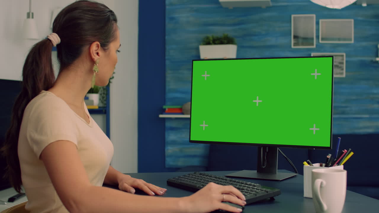 책상 테이블에 앉아서 상거래 사업을 위해 네트워크를 탐색하는 프리랜서