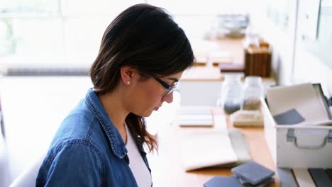mujer ejecutiva que trabaja en el escritorio