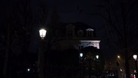 Tiro-De-ángulo-Bajo-Viejo-Bungalow-Bien-Mantenido-Con-Luces-De-La-Calle-En-Primer-Plano-En-Una-Noche-Oscura