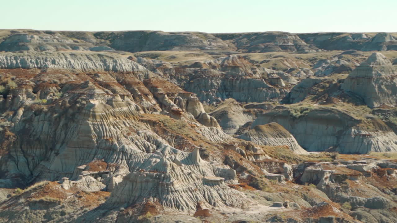 bandlands y hoodoos en un clima seco del desierto en alberta, canadá durante el día nublado