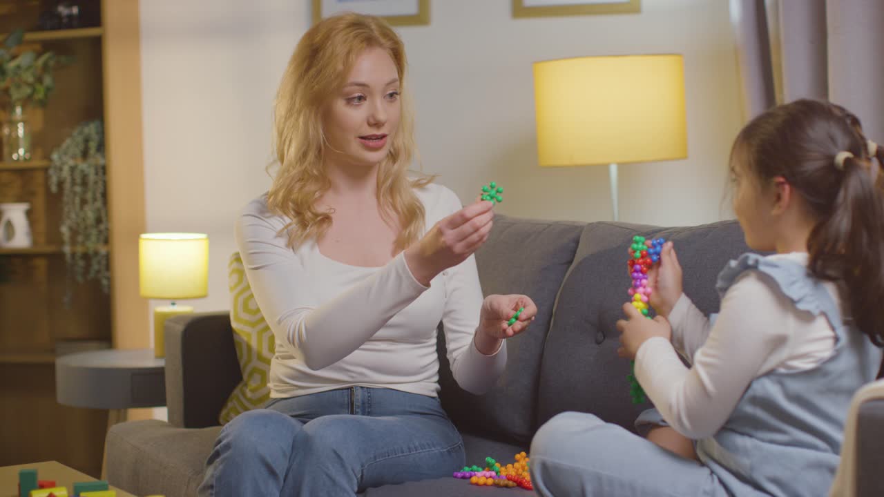 가정에서 여성 교사 또는 교육 심리학자의 도움을 받거나 평가를 받는 asd 스펙트럼의 소녀 11