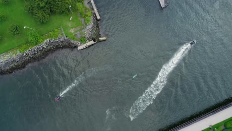 Vista-De-Pájaro-De-Una-Mujer-En-Kayak-En-El-Río-Hudson-Rodeada-De-Motos-Acuáticas