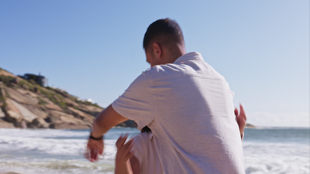 해변에서 인사, 포옹 및 커플